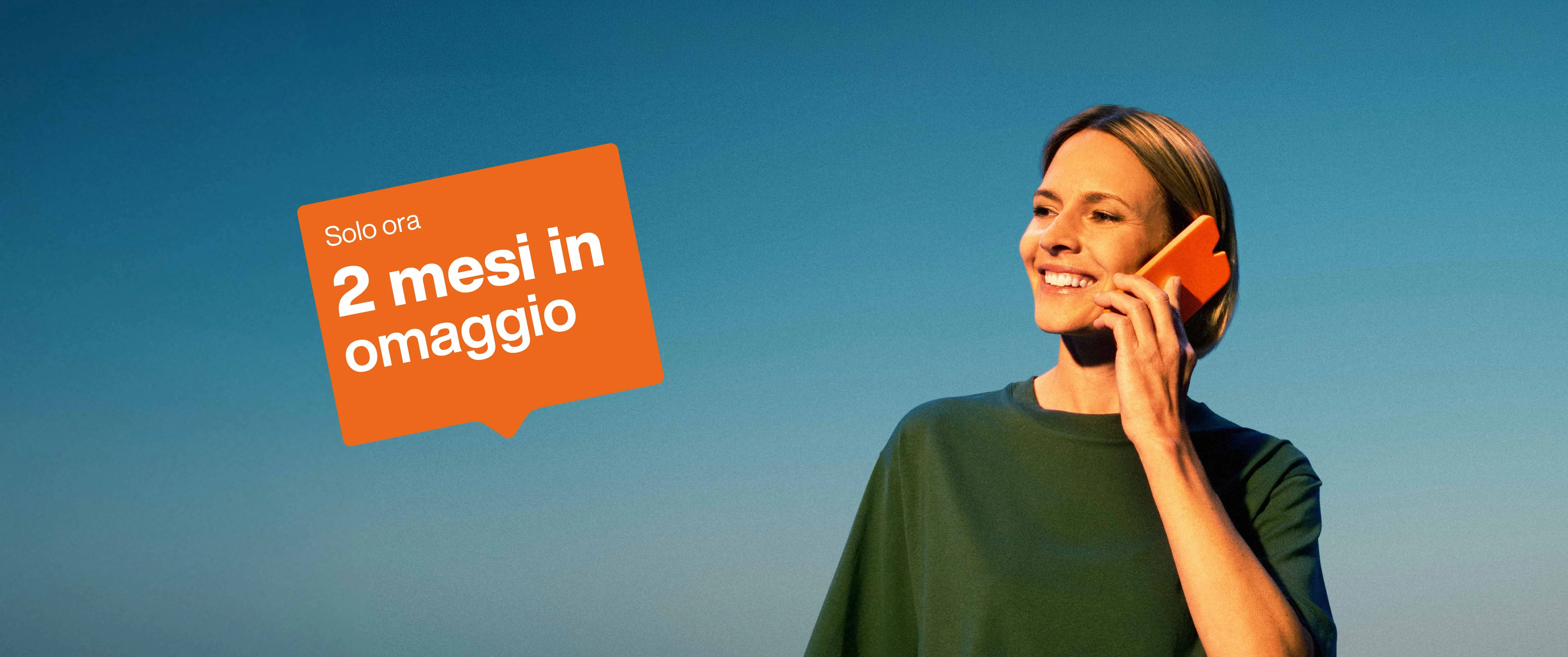 Una donna telefona con uno smartphone arancione