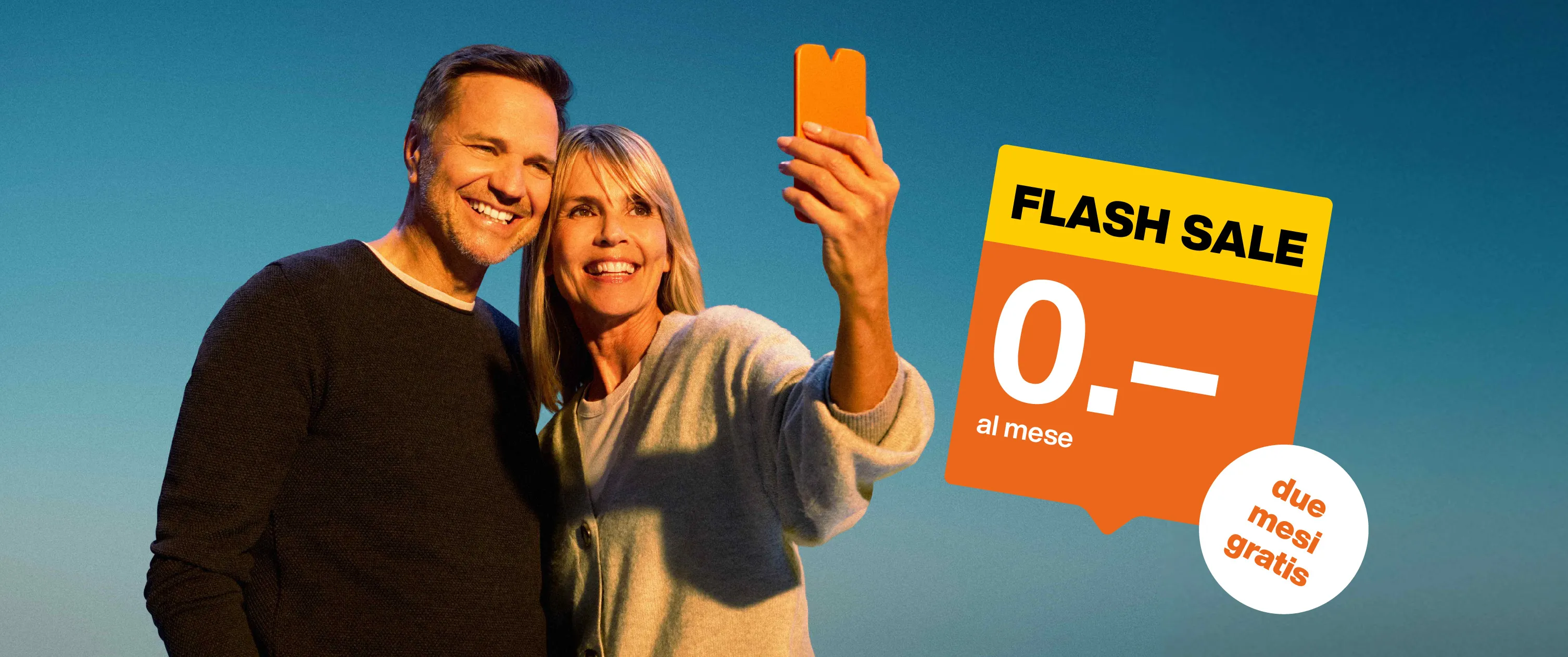 Un uomo e una donna fanno un selfie.