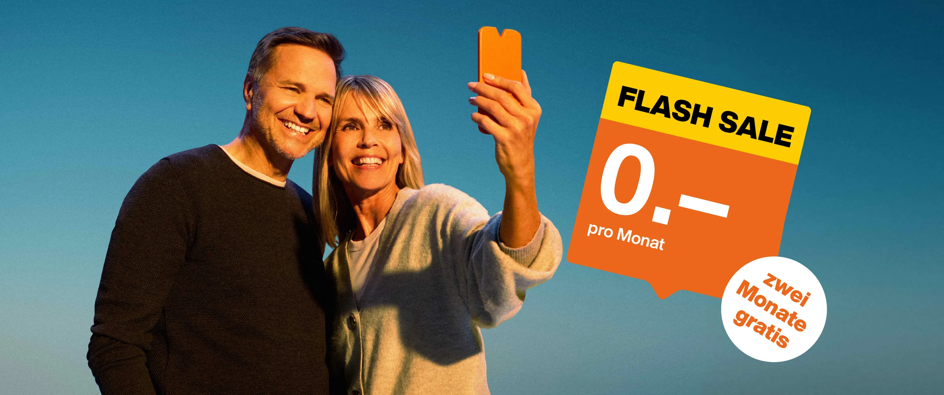 Un homme et une femme prennent un selfie