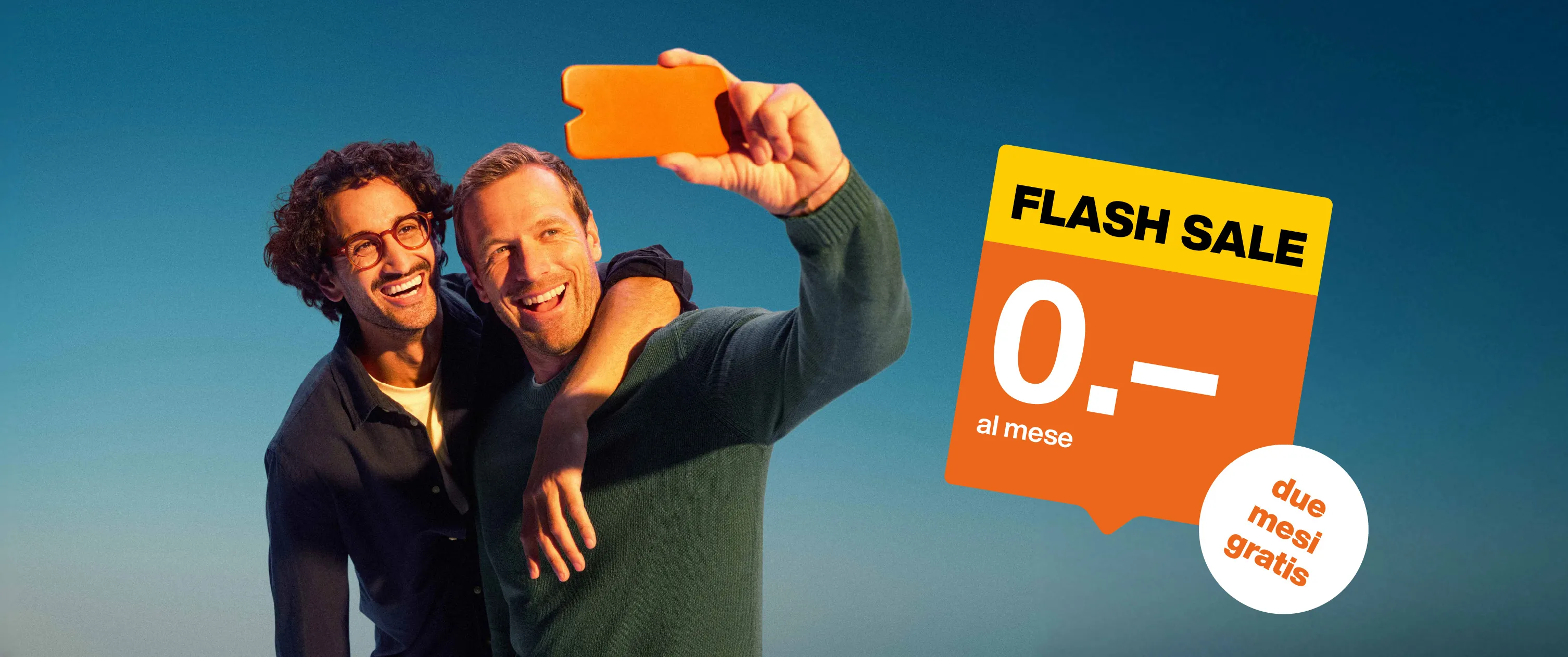 Un uomo e una donna fanno un selfie.