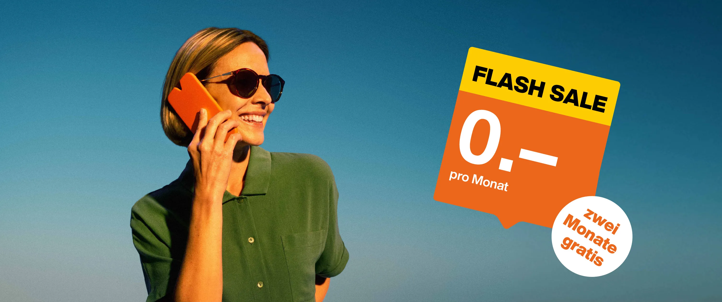 Frau telefoniert mit orangem Smartphone