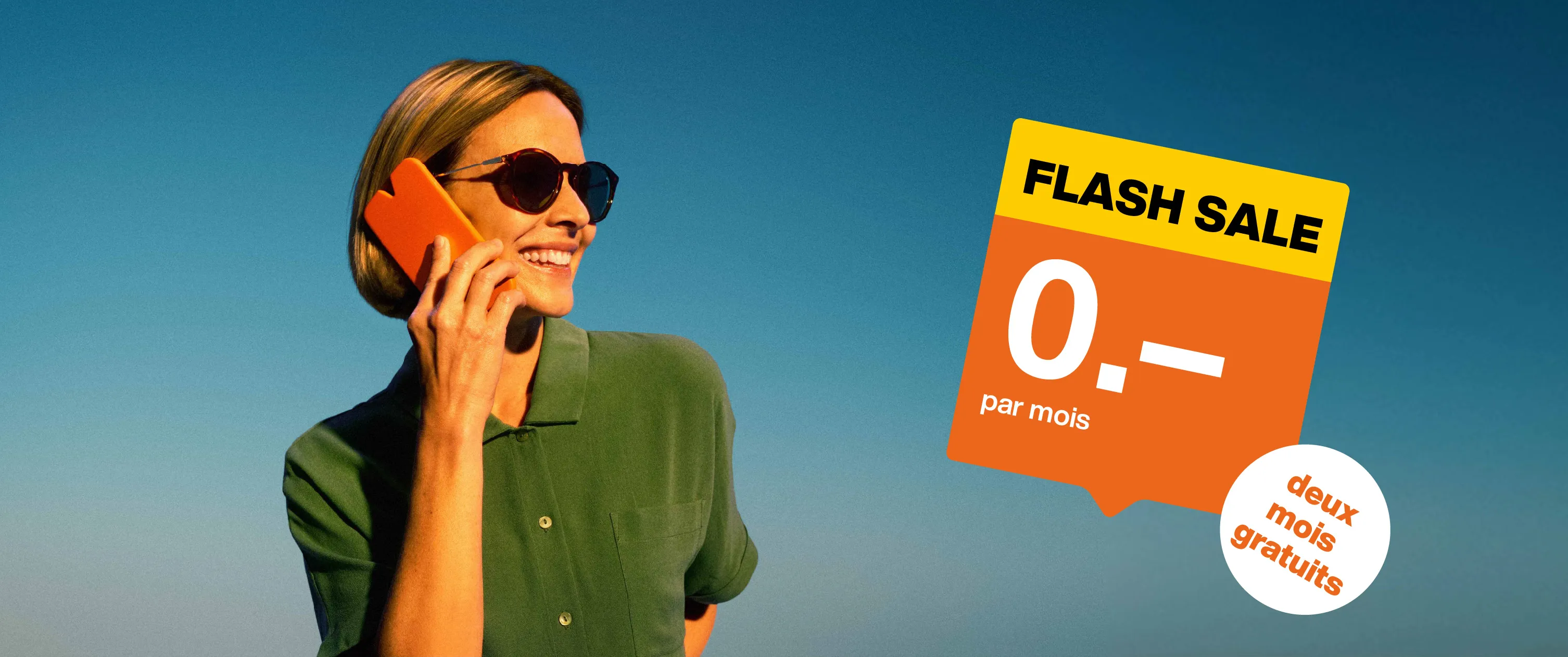 Une femme téléphone avec un smartphone orange