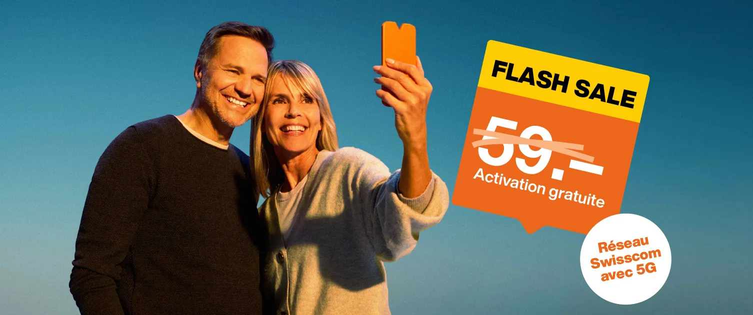 Un homme et une femme prennent un selfie
