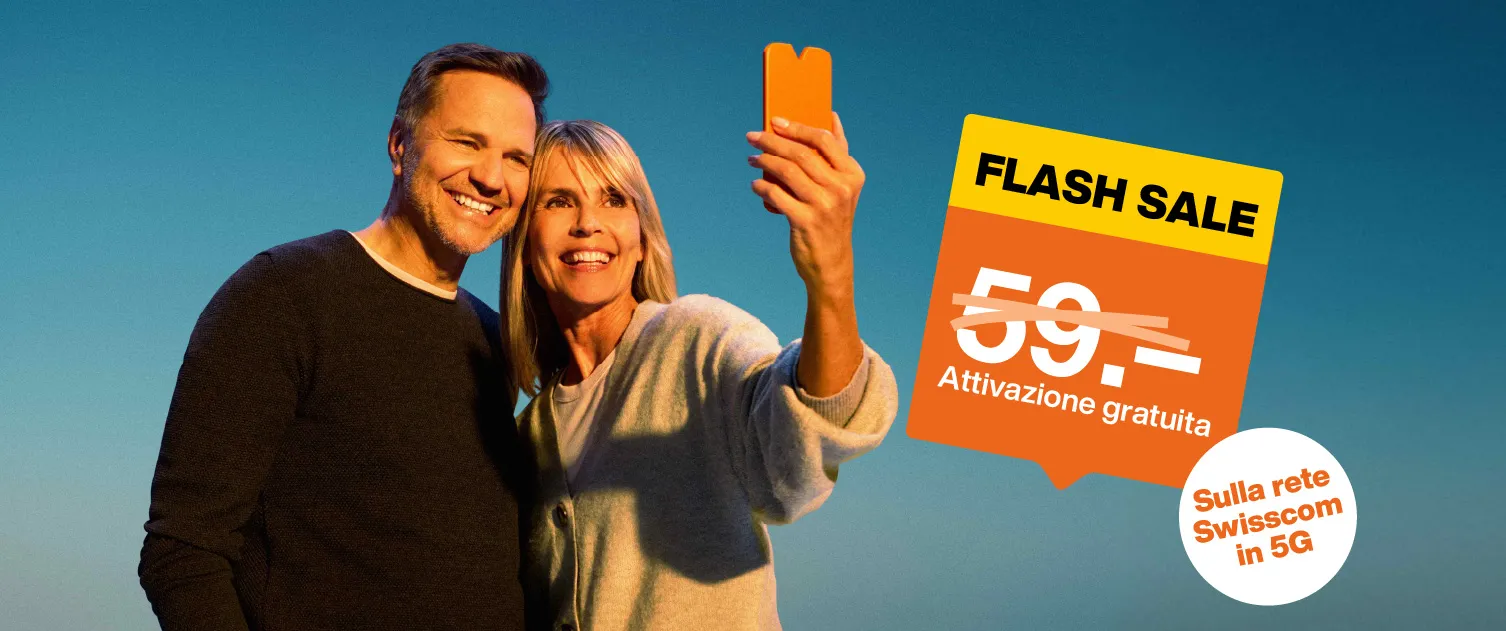 Un uomo e una donna si fanno un selfie