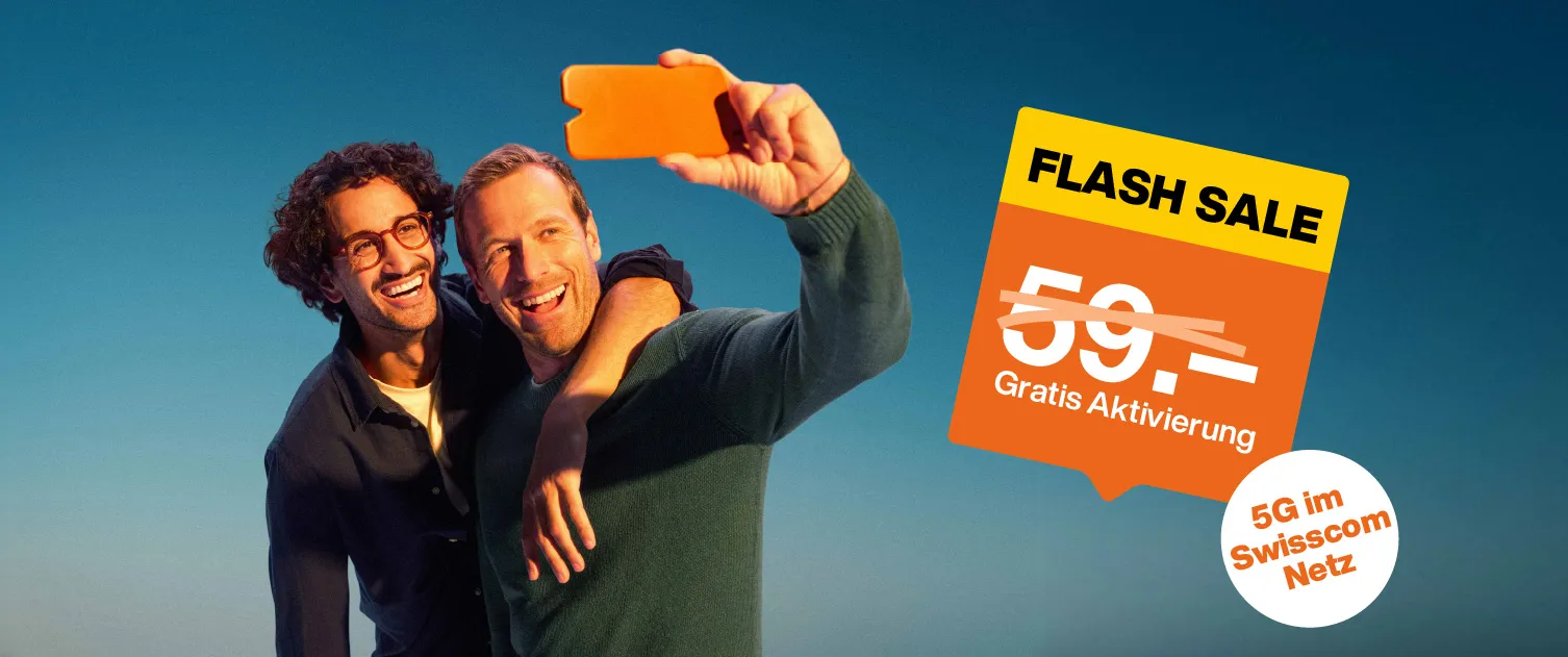 Zwei Männer machen gemeinsam ein Selfie