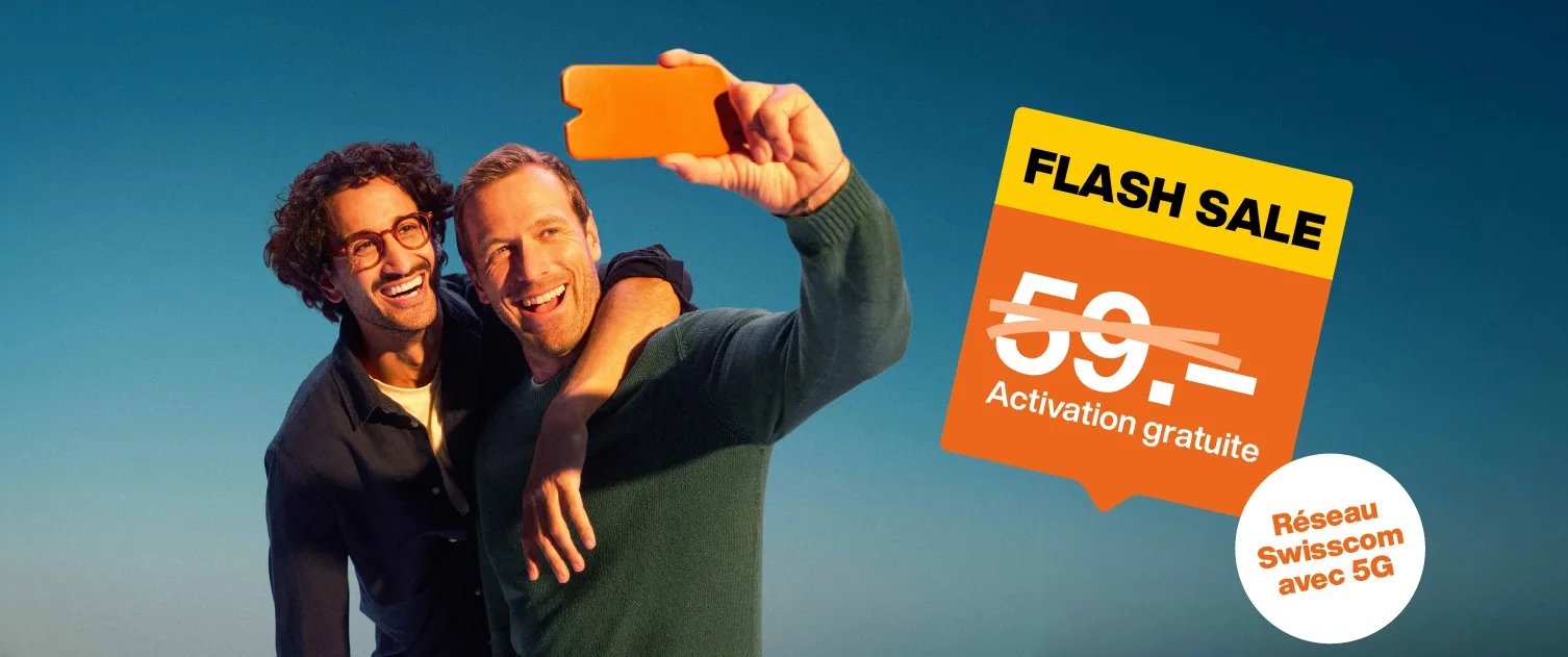Deux hommes prennent un selfie ensemble
