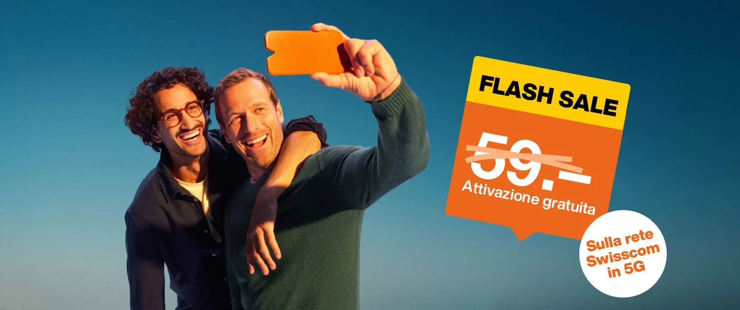 Due uomini si fanno un selfie insieme