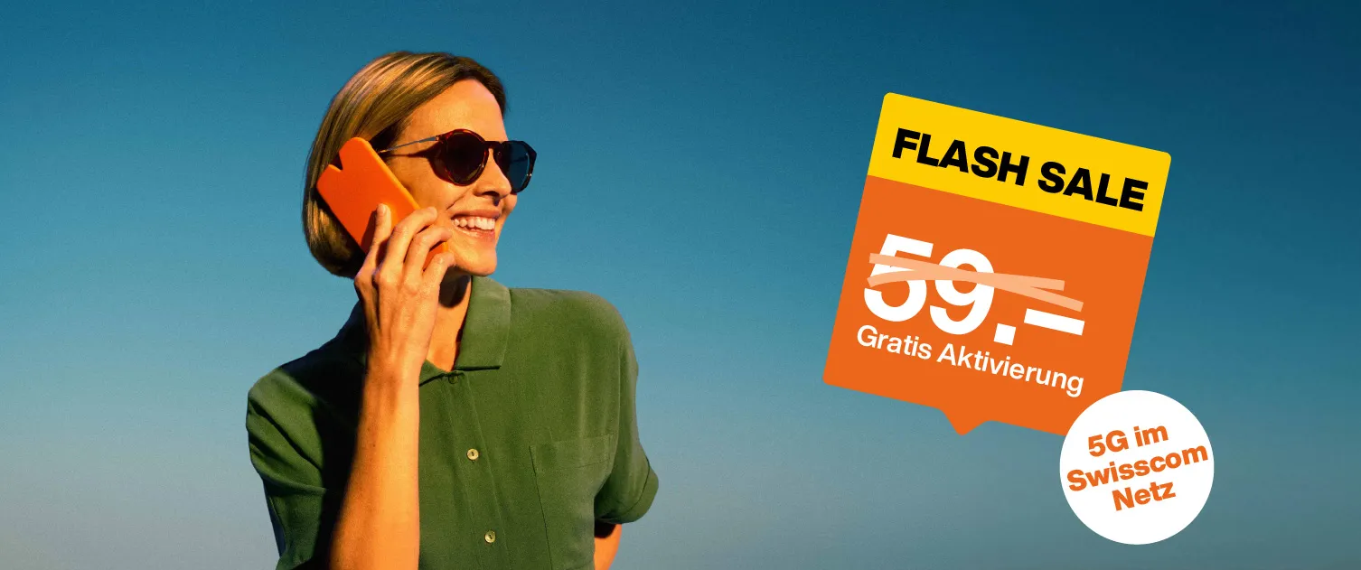 Frau telefoniert mit orangem Telefon